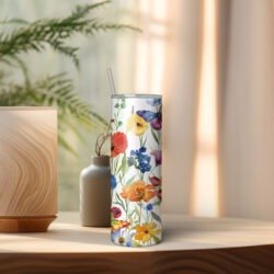 Tumbler 20oz Fleurs et Papillons posé sur une étagère près d'un vase by La Crafty House