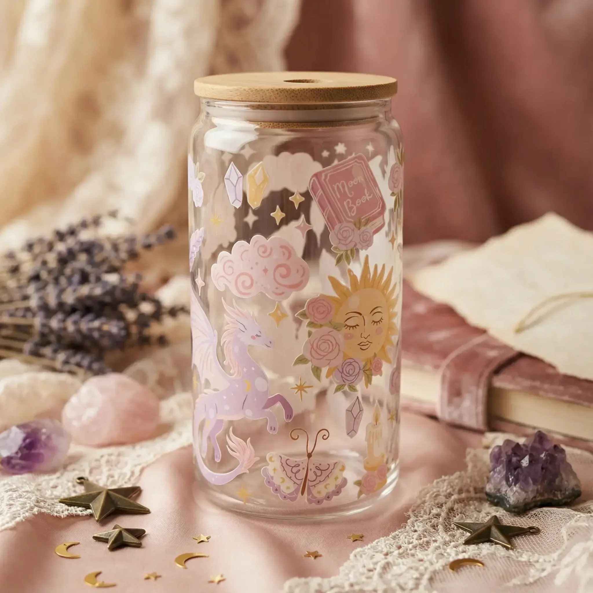 Gobelet canette 16 oz Dragon Celeste, dragon lavande aux ailes déployées sur un grimoire, verre transparent by La Crafty House