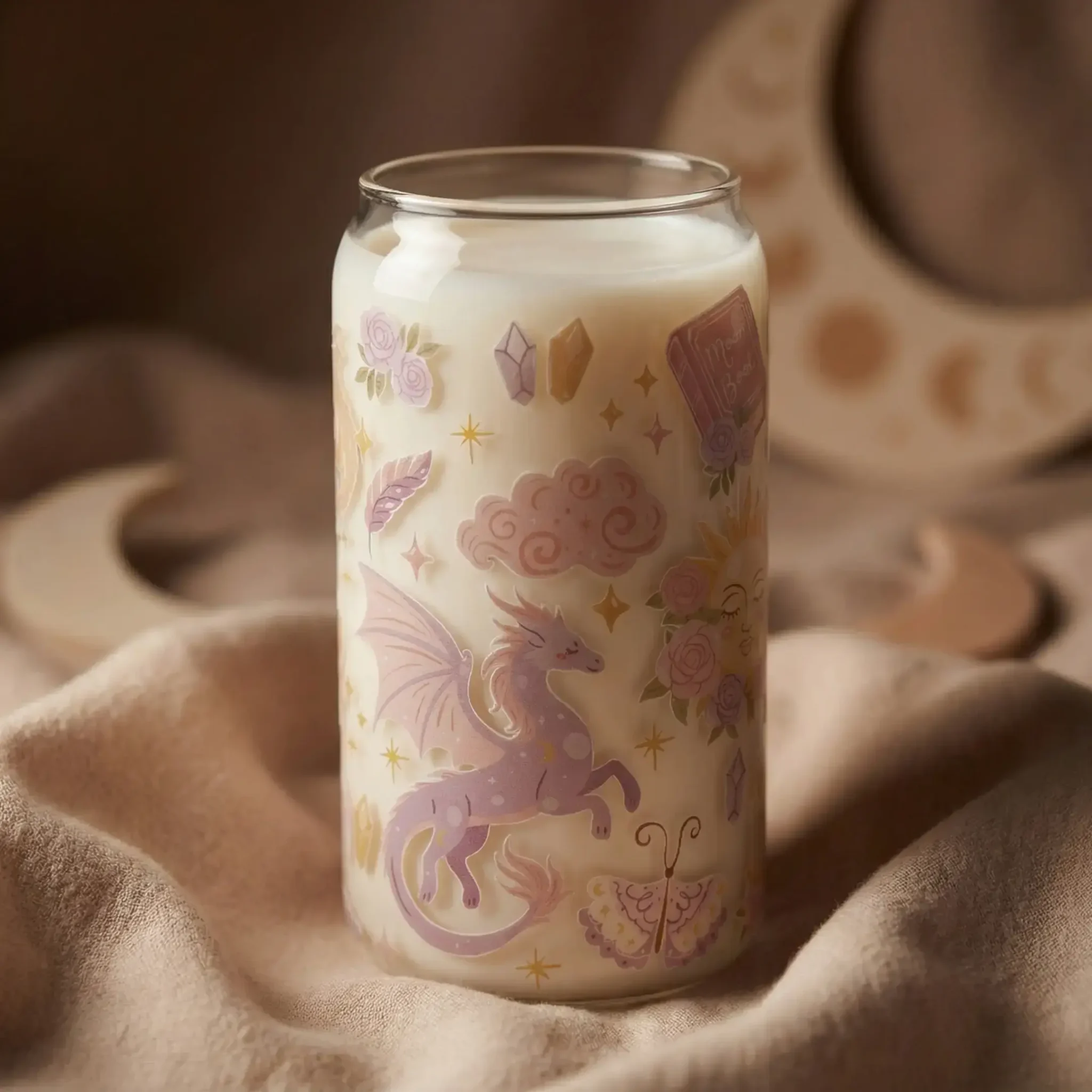 Gobelet canette 16 oz Dragon Celeste, dragon lavande aux ailes déployées sur un grimoire, verre transparent, deuxième vue by La Crafty House