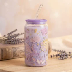 Gobelet canette 16 oz Dragon Celeste, dragon lavande aux ailes déployées sur un grimoire, verre transparent, troisième vue by La Crafty House