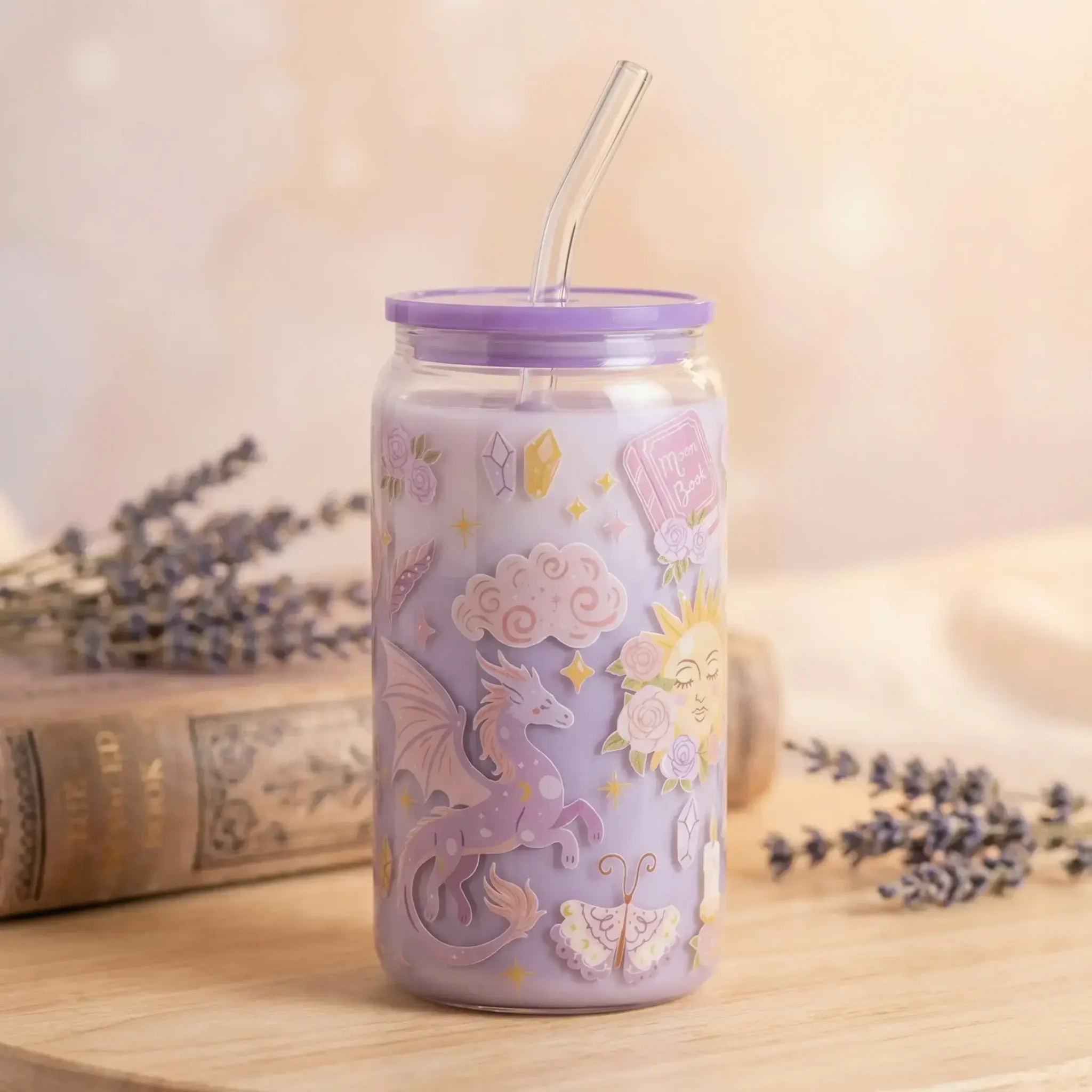 Gobelet canette 16 oz Dragon Celeste, dragon lavande aux ailes déployées sur un grimoire, verre transparent, troisième vue by La Crafty House