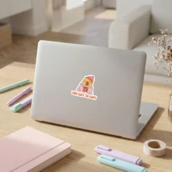 Sticker Too Cozy To Capy collé sur le capot d'un ordinateur portable by La Crafty House