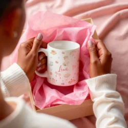 Mug 11oz L'amour entre les Pages personnalisé au prénom, dans son papier de soie rose by La Crafty House