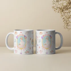 Mug 11oz L'amour entre les Pages, deux exemplaires côte à côte devant un bouquet séché by La Crafty House