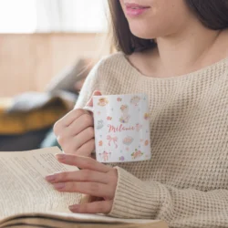 Mug 11oz L'amour entre les Pages personnalisé au prénom en cursive rose by La Crafty House