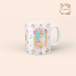 Mug 11oz L'amour entre les Pages blanc, médaillon à la lectrice entouré de roses et d'une tasse dorée by La Crafty House