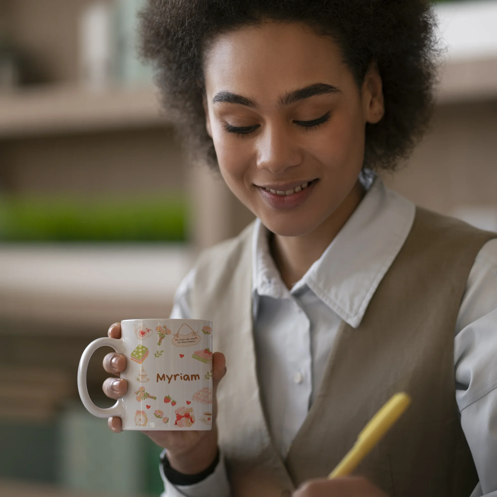 Mug 11oz Mon doux moment personnalisé au prénom en cursive rose, tenu au bureau by La Crafty House