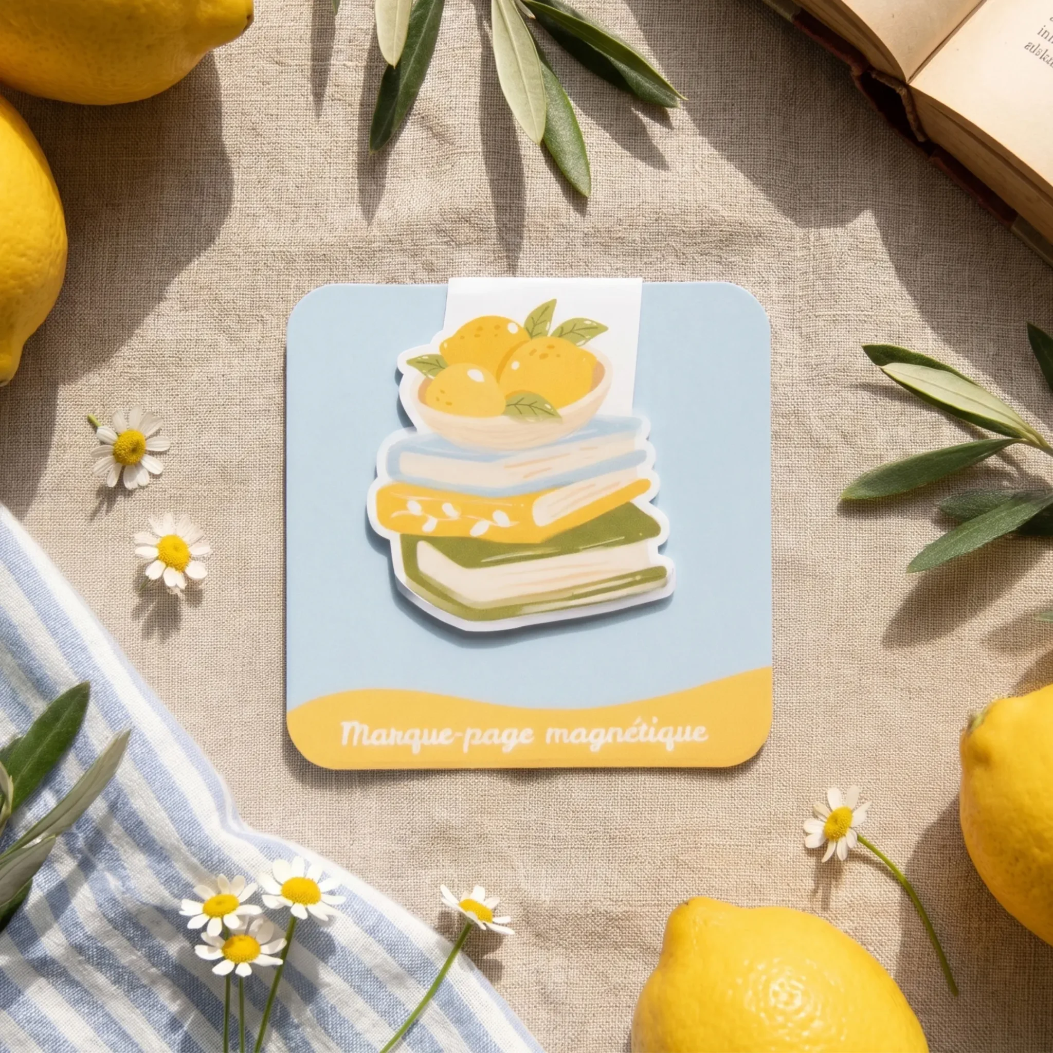 Marque-page magnétique Dolce Limone découpé en pile de livres aux citrons, sur sa carte de présentation bleue by La Crafty House