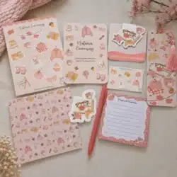 Contenu de la box papeterie Autumn Cocooning à plat : stickers, print A5, papier de scrapbooking, marque-pages, bloc-notes et stylo