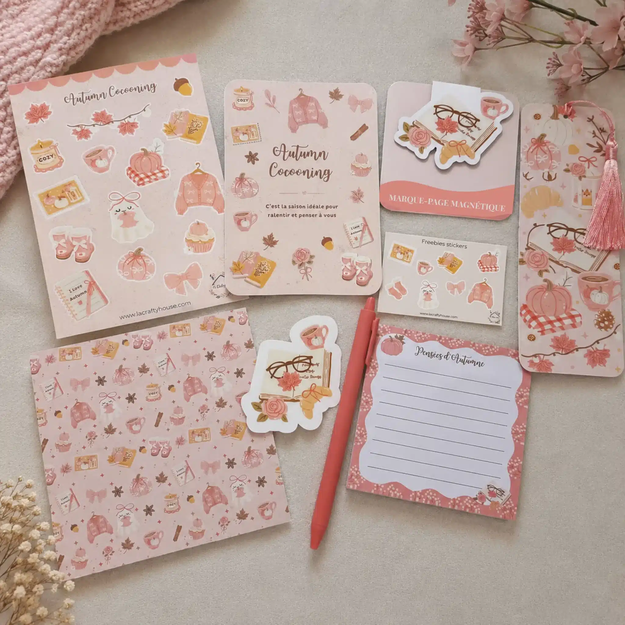 Contenu de la box papeterie Autumn Cocooning à plat : stickers, print A5, papier de scrapbooking, marque-pages, bloc-notes et stylo