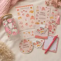 Contenu de la box Réconfort Autumn Cocooning à plat : gobelet 16 oz, stickers, print A5, marque-pages, sous-verre rond, bloc-notes et stylo